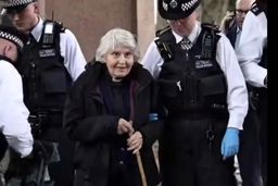 بریتانیا یک کشیش ۸۳ ساله را به دلیل حمایت از غزه دستگیر کرد