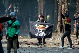 چرا نسل Z در اعتراضات پرچم دزدان دریایی را به دست می‌گیرد؟