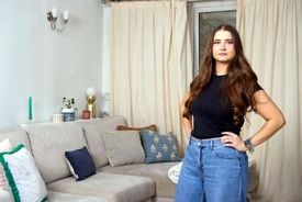 چرا این زن خانه‌های مردم را مجانی تمیز می‌کند؟